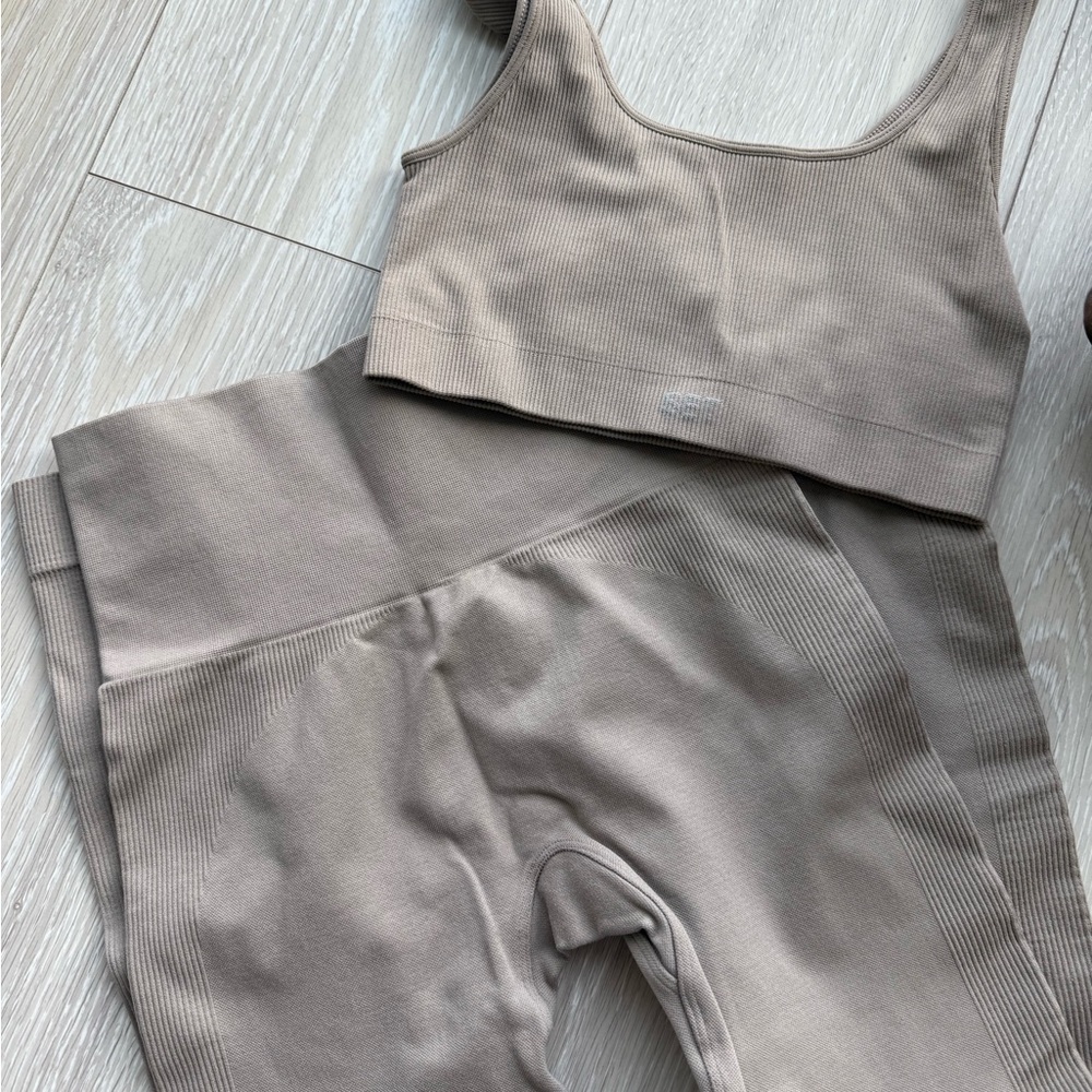SET ACTIVE SCULPTFLEX Ribbed Sports Bra and Leggings Set